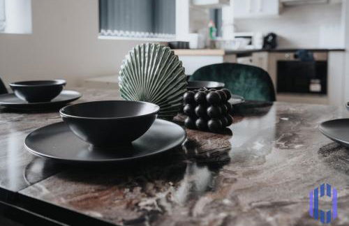 Sophisticated & Stylish Flat near Manchester Airport - Sleeps 9 - Foto 25