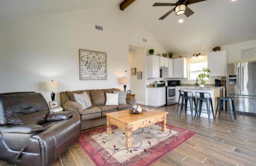 Center Point Countryside Cottage with Deck, Grill! - Photo 7