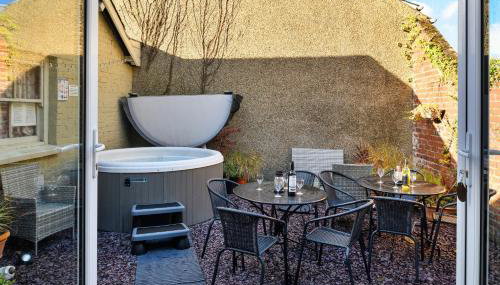 Finest Retreats - Awelon - Large Cottage to sleep 10 with Hot Tub - Foto 4, Garden, Garden view