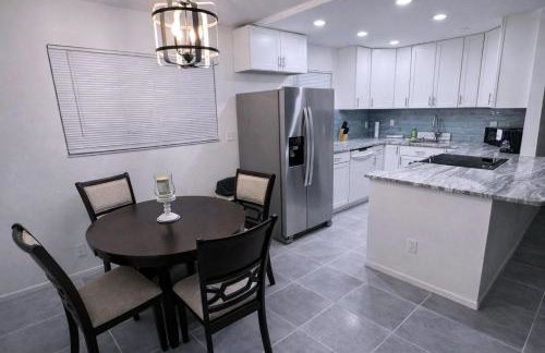 Cozy and Costal 10 Min to Beach Pool, Sauna, Pool table - Foto 8