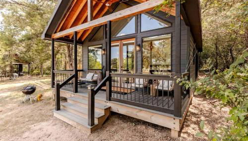 Modern Farmstay Cabin with Friendly Animals, Pond Views & Nature Trails Near Cedar Creek, Texas - Foto 1