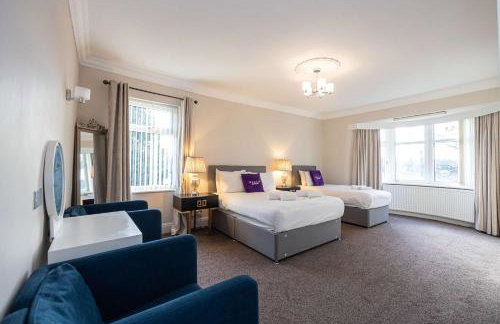 Detached House In Prestwich Sleeps 10 with Parking - Foto 29