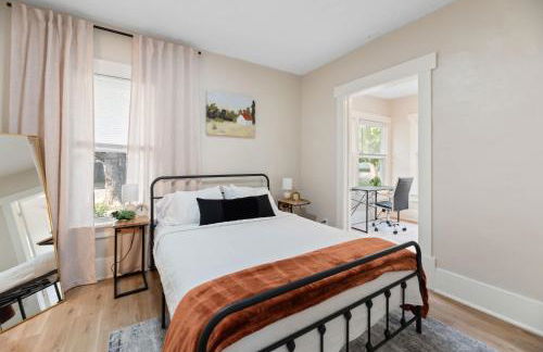 Beautiful 2 Bed 1 Bath home near College Hill - Photo 25