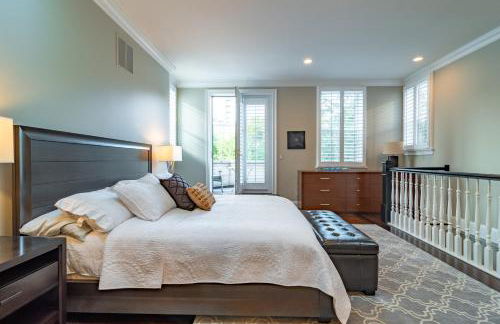 Luxurious Gold Coast 4BR 4-Story Villa with Parking Sleeps 12 Guests - Photo 33