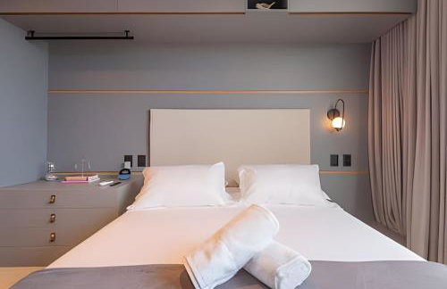 Studio Premium com Rooftop e Piscina com vista para a Baia de Todos os Santos, Portaria 24 Hr, Estacionamento, Wi-fi rápido 433Mpbs, Cozinha Compacta, Localização privilegiada próximo à praia e ao Farol da Barra - Foto 17