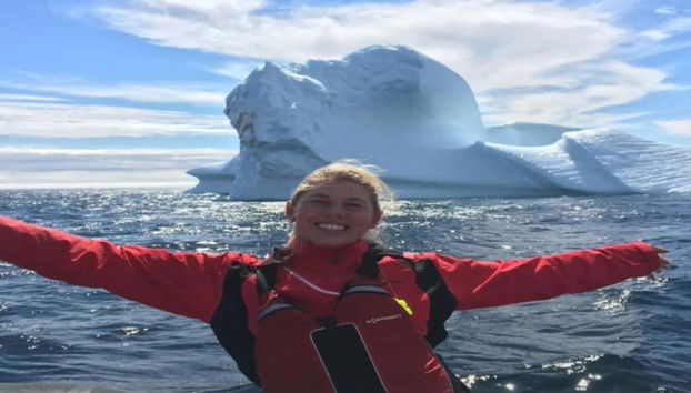 Posando frente a un iceberg durante el paseo en barco