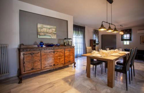 Τraditional fully detached villa on a luxurious hillock of Thessaloniki with its own garden also for family & wedding gatherings for 10 to 25 people only 15 minutes from airport - Foto 27