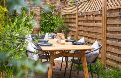 Charming 2 Bed Cottage - within city walls - free parking- garden - Photo 13