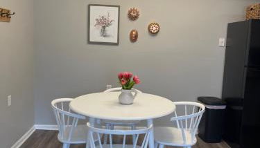 The Deannie Apt #6 - Simple and Homey 2bd w/ WiFi - Photo 3