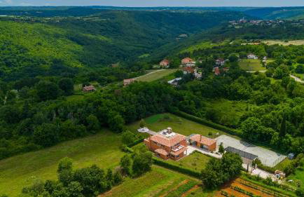 Beautiful Villa Village with tennis court in Tinj - Photo 16