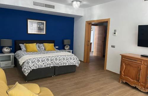 VILLA BLOSSOM in the beautiful area of Puerto Santiago Tenerife with 5 bedrooms for up to 10 guests private swimming pool and many other activities to entertain the family Secure parking for 2 cars and disabled access throughout - Foto 51