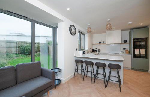 Spacious 5BR Home Near New Forest & Coast - Parking - Sleeps 10 - Photo 28