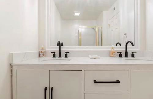 Spacious and Exclusive Oasis 6BR 3BA - Photo 24