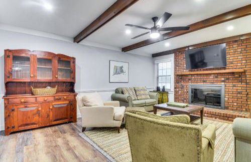 Walk to Parks and Town Square Cary Home with Yard! - Foto 4