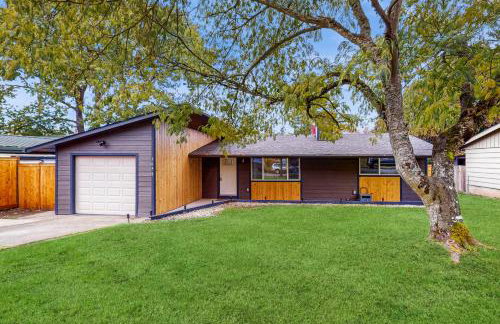 2 Mi to Campus! Family Home with Game Room in Eugene - Photo 4