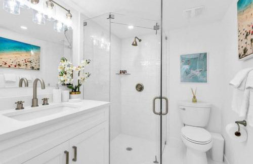 Lux Beachside 2nd Floor Condo 3 Steps to the Beach! - Foto 31