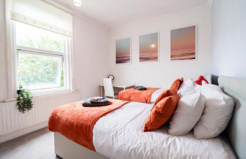 Spacious 4-Bed Home, Perfect Stay with Free WiFi - Foto 78