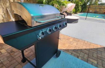 Prime Location Gateway with Pool & Patios, Near Beaches, Groceries and Restaurants - Photo 37