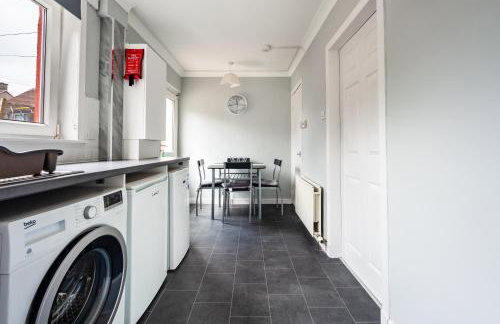 Scotia House -3 bed house in Larkhall with private driveway - Photo 4