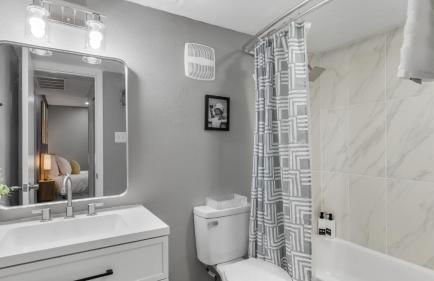 Skyline Loft with 2 Balconies 5 min to Love Field - Foto 10