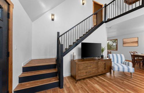 Remodeled Lakefront Cabin, shuffleboard, Starlink - Foto 38