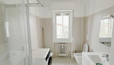 Thomas House on Train Tracks - Foto 4, Shower