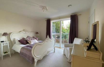 Luxury Two Bed Apartment w Car Parking, by Station - Foto 1