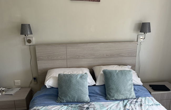 Immaculate Two Beds Luxury Marina Apartment - Photo 3