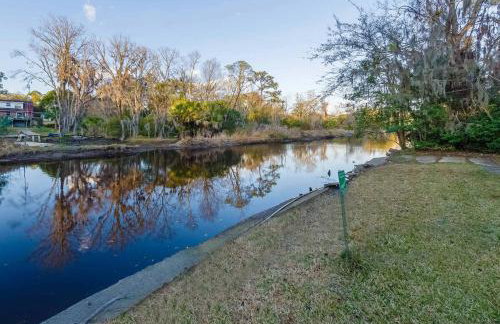King Bed Creekfront Retreat in Jacksonville - Foto 6