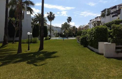 2 bedroom, Sea Front Complex w Pool and private garden - Foto 27