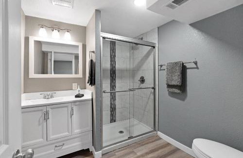 Arvada Retreat + 6 BD + Movie Theater - Photo 16