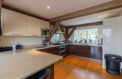 Lakeside Cotswolds Retreat with Private Hot Tub set on Lower Mill Estate - Photo 16