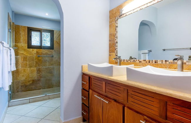 2-Bedroom Ocean-View Condo with Pool - Foto 17