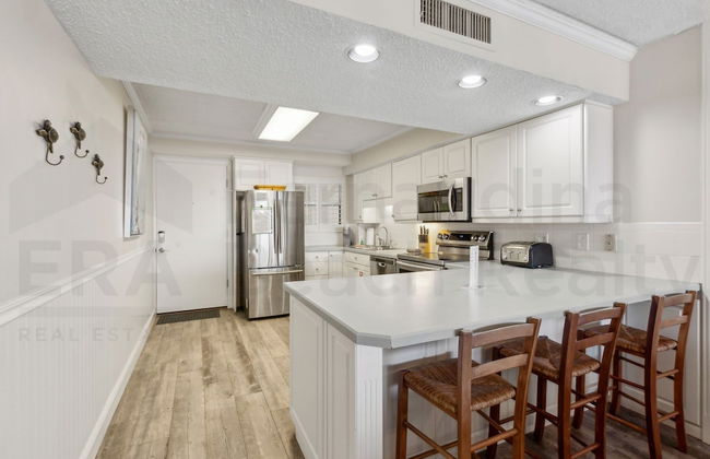 Upper Unit Condo Overlooking Both the Ocean Pier and Swimming Pool by RedAwning - Foto 10