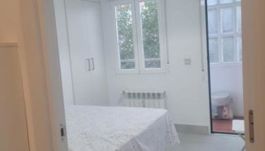 250m Chamartin, 250m plaza castilla, 3 stops Bernabeu - Photo 2