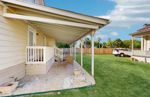 Historic charmer with updated appliances, enclosed yard, & AC - near downtown - Foto 22