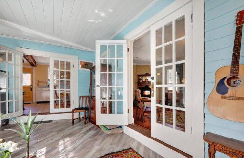 Timeless Pineview Cottage Hot Tub & Pet Friendly - Photo 10