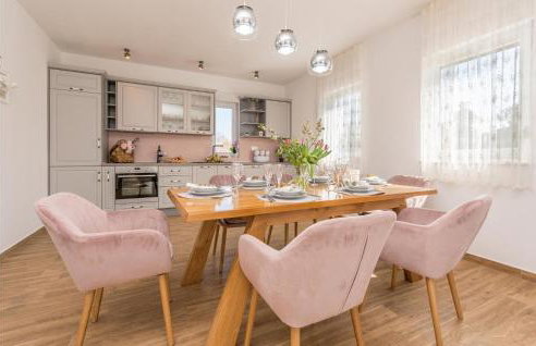 3 Bedroom Cozy Home In Sikovo - Foto 4