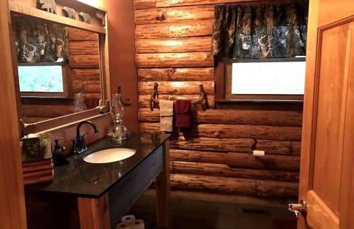 Charming Log Cabin Getaway with Private Hot Tub near Decatur, Illinois - Foto 26