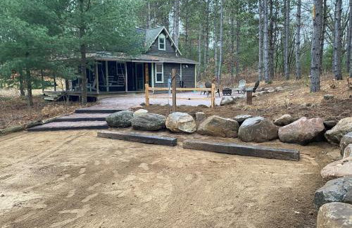 Cabin in the woods with fire pit and porch - Foto 26