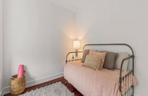 Bright & Modern Home with Patio - Foto 20