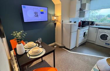 #81 Stylish Top Floor - for 2 - 10 mins to Brueton Park - " Perfect for Business Traveler and Couple - Free Parking" - Foto 1