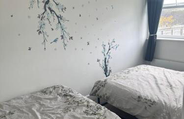 Comfortable 2-Bed Flat Balcony Near Airport - Photo 3