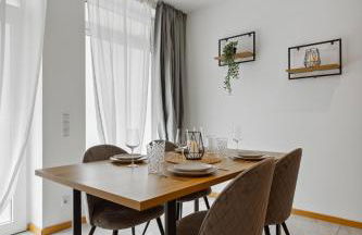 Groß, modern, vollausgestattet, gemütlich mit Küche und Parkplatz für Urlaub oder Business - Foto 12