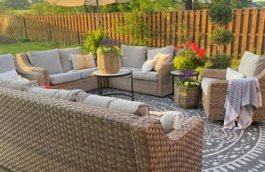 Historic Farmhouse -Modern Amenities -1800s Charm - Foto 12