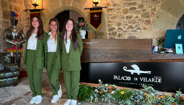 Las sonrientes guías en el tour por el Palacio de Velarde