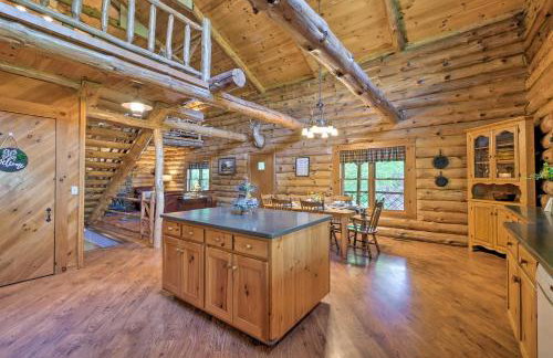 The Red Pine Cabin with Private Pond and Dock! - Foto 7