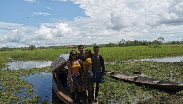 Passeio de canoa pelo rio Amazonas
