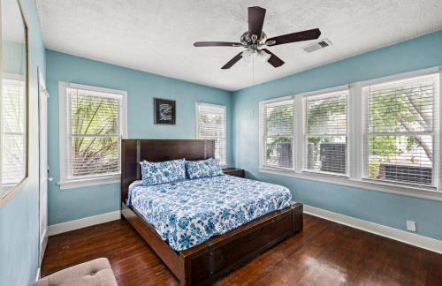 Port Side at M Historic Lost Bayou Retreat Walk to Beach Sleeps 6 - Foto 4