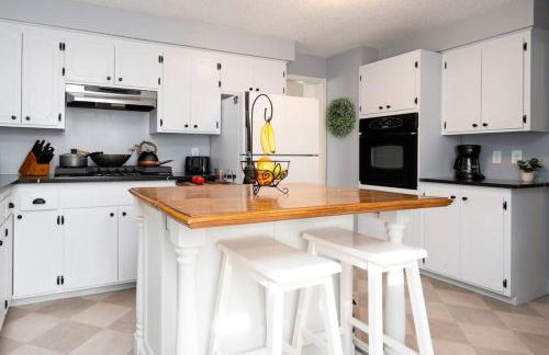 King Bed - 5 Min to MOA - 75 & 65' HDTV - Ping Pong - Foto 4